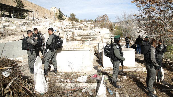 İsrail polisi tarihi Müslüman mezarlığına baskın düzenledi