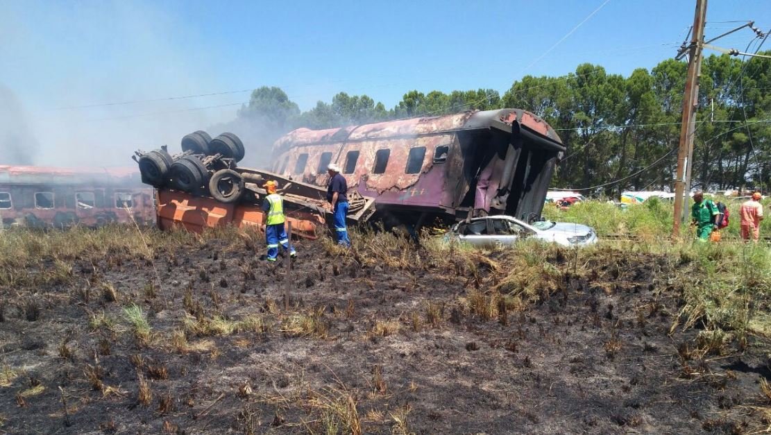 Tren kamyonla çarpıştı: En az 14 ölü