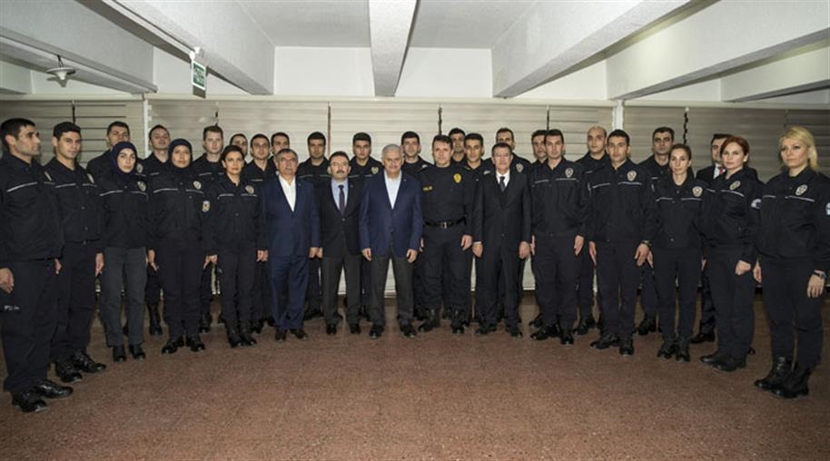 Başbakan Binali Yıldırım yeni yıla EGM Koordinasyon Merkezi’nde girdi