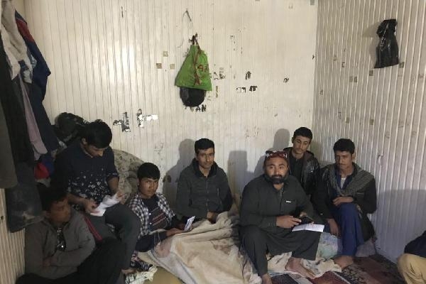 İzmit’te hurdacılık yapan 35 Afgan kaçak yakalandı