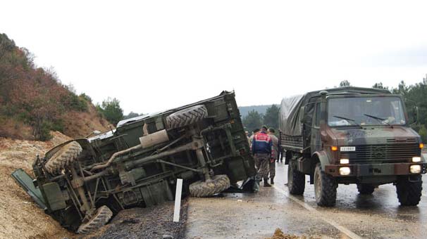 Derecik’te askeri araç kaza yaptı: 1’i ağır 17 güvenlik korucusu yaralandı