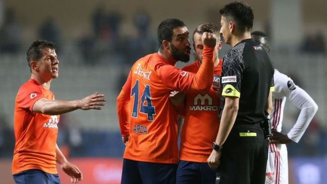 Başakşehirli Arda Turan’a ‘saldırı, küfür ve tehdit’ nedeniyle 16 maç ceza