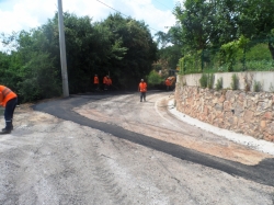 İzmit Belediyesi yolları tamir ediyor