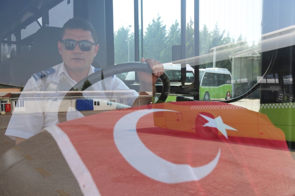 Otobüs şoförü, Türk Bayrağı’nı yerde bırakmadı