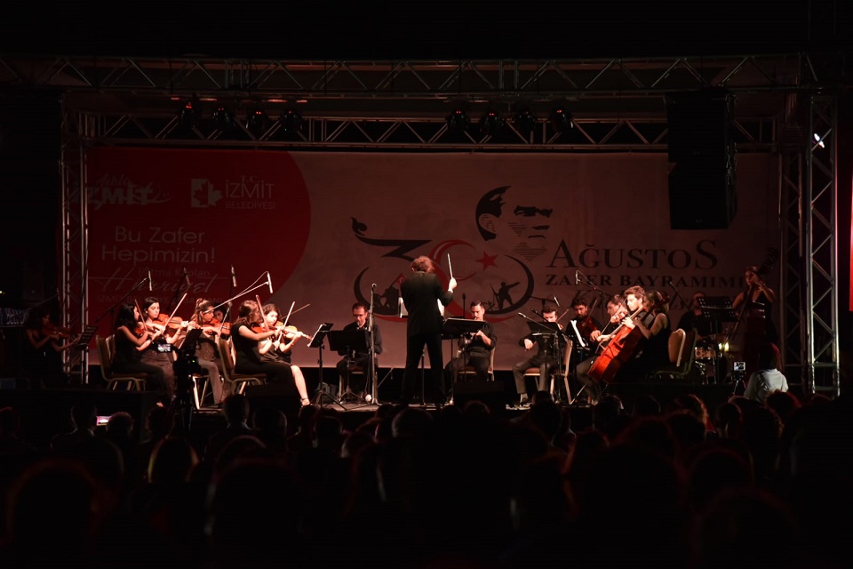 İzmit Belediyesi Oda Orkestrası İlk Büyük Konserinde Büyüledi