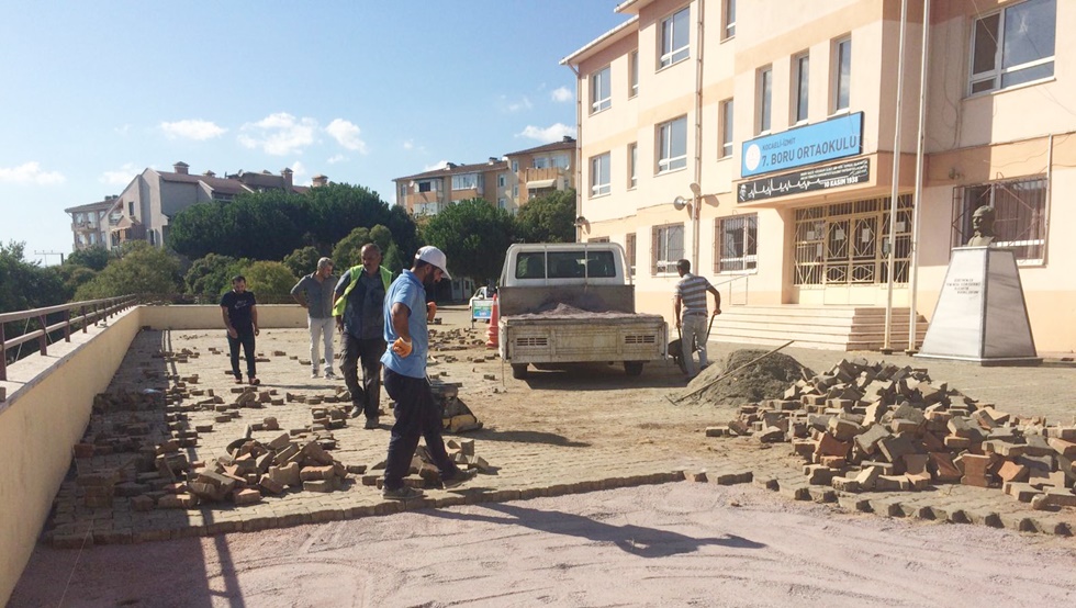 İzmit Belediyesi okullara bakım yapıyor
