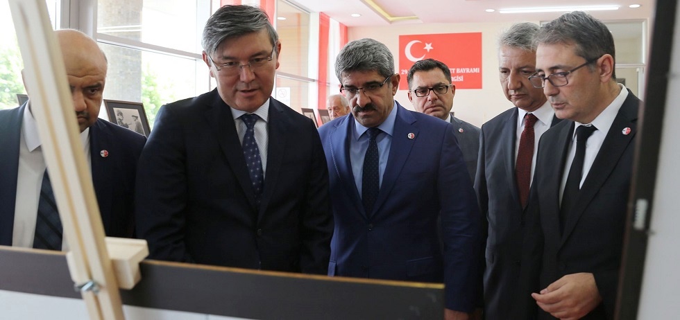 Kazak Büyükelçi, KOTO’nun Atatürk Sergisi’ne hayran kaldı