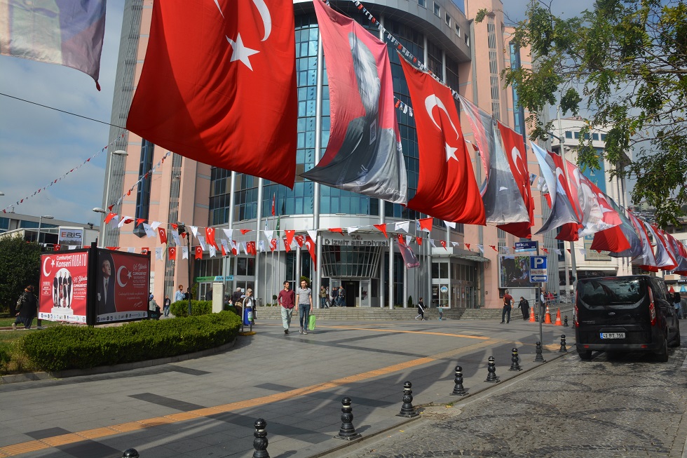 “Bayraklarımız bize haber verilmeden söküldü.”