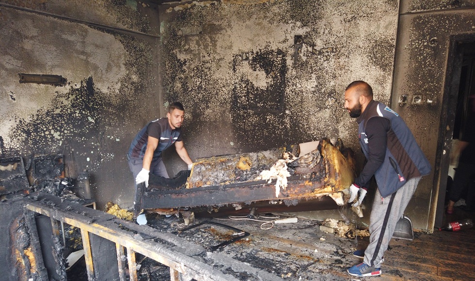 İzmit Belediyesi evi yanan vatandaşa yardım elini uzattı.