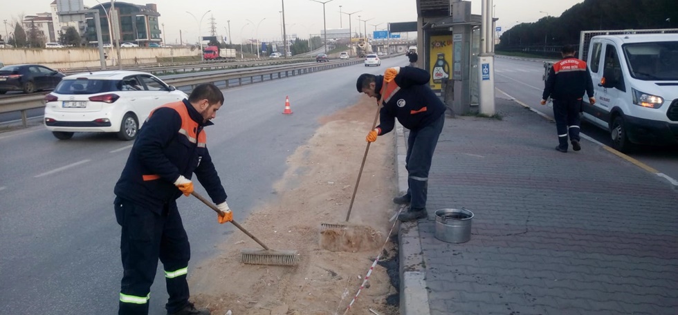 Akaryakıt dökülen yola anında müdahale