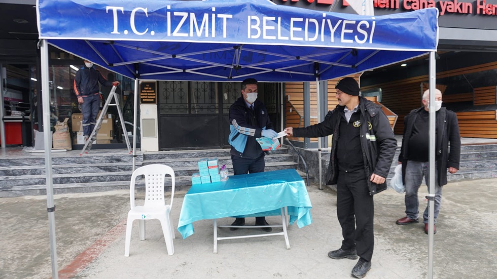 İzmit Belediyesi Kuruçeşme’de ücretsiz maske dağıttı