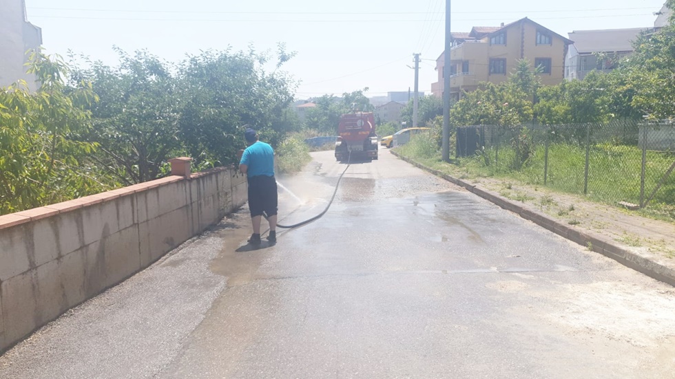 İzmit Belediyesi Yesilova’da dezenfeksiyon çalışmalarını sürdürüyor