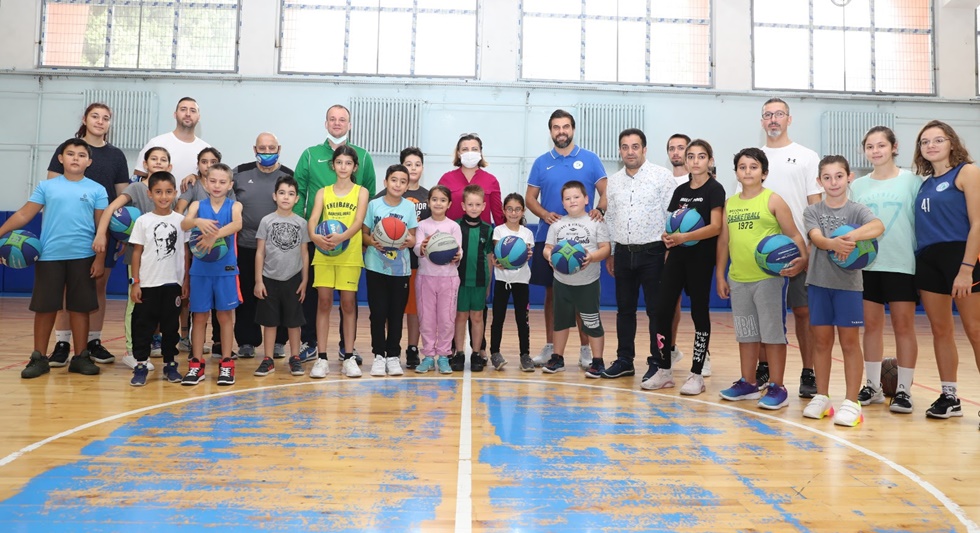 İzmit Belediyesi basketbol okulları yoğun ilgiyle devam ediyor