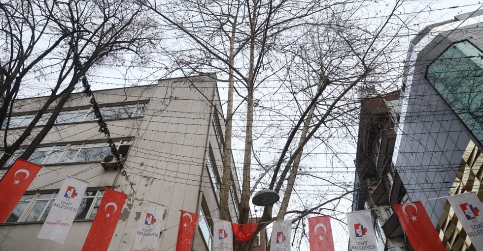 Esnaf istedi, İzmit Belediyesi Fethiye Caddesi’ndeki ağaçları budayacak
