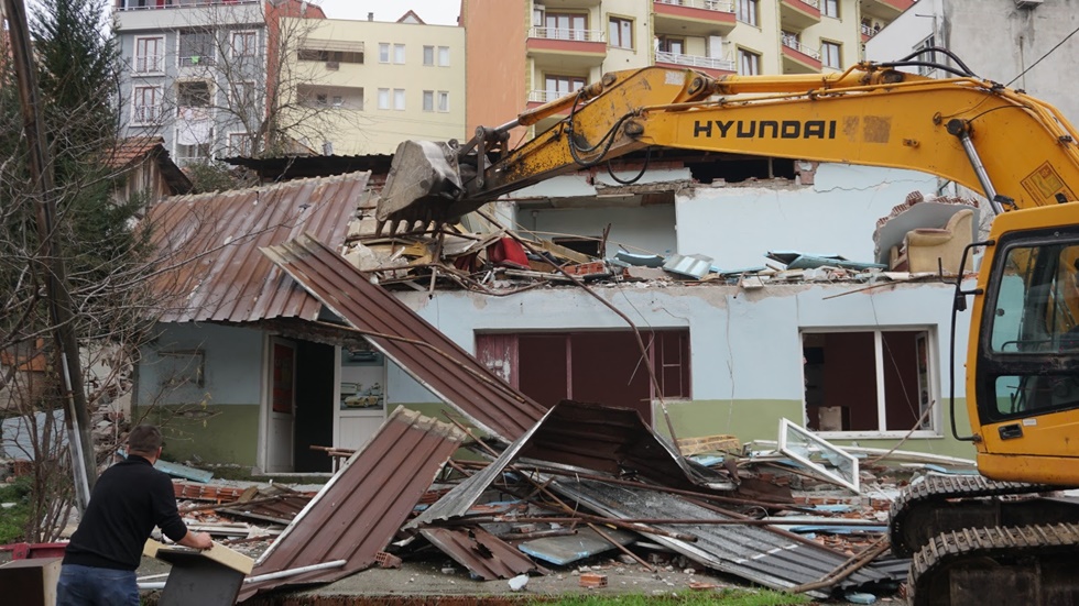 Hasarlı binaların yıkımına devam ediliyor