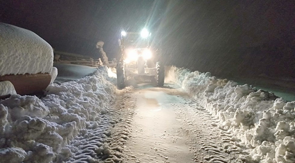 İzmit Belediyesi ekiplerinden köylerde gece boyu kar mücadelesi