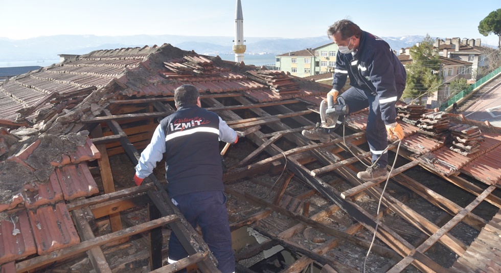 Çatısı yanan vatandaşın imdadına İzmit Belediyesi koştu