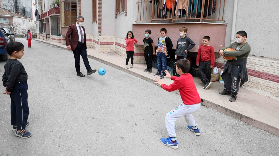 Başkan Büyükakın, çocuklarla futbol ve basketbol oynadı