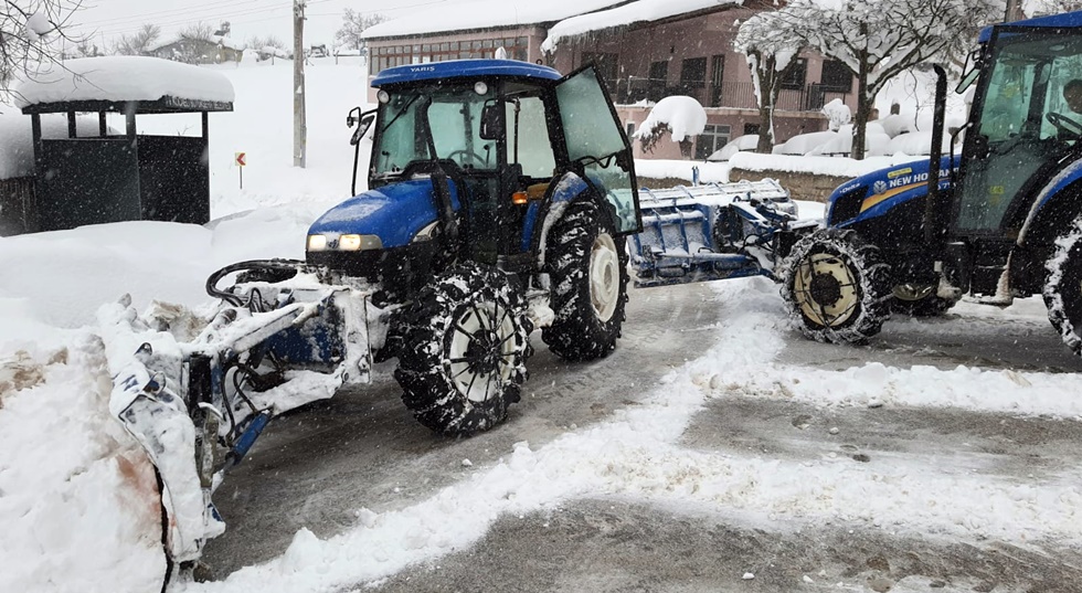 Büyükşehir’in temin ettiği kar bıçakları traktörlere takılıyor