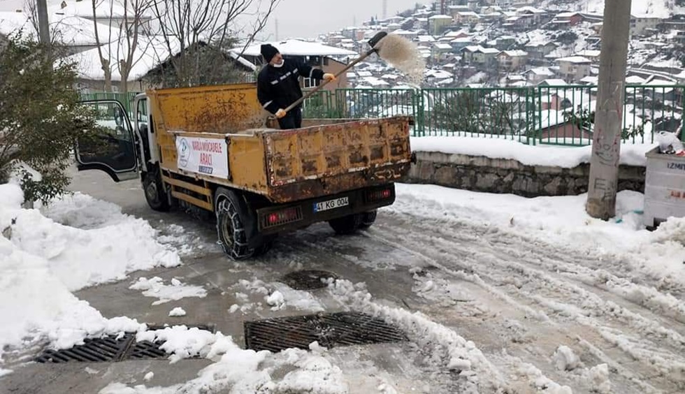 İzmit Belediyesi buzlanmaya karşı gün ağarmadan yollarda