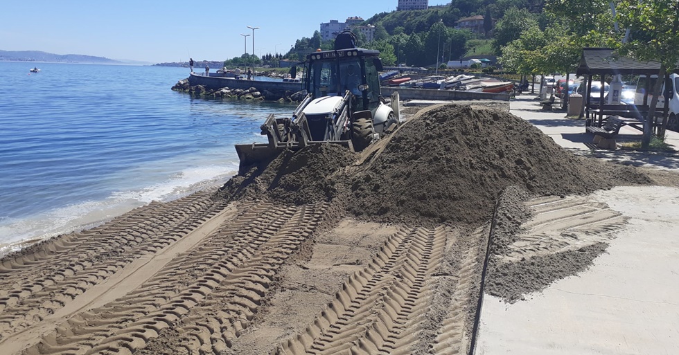 Kandıra’dan alınan kumlar plajlara seriliyor