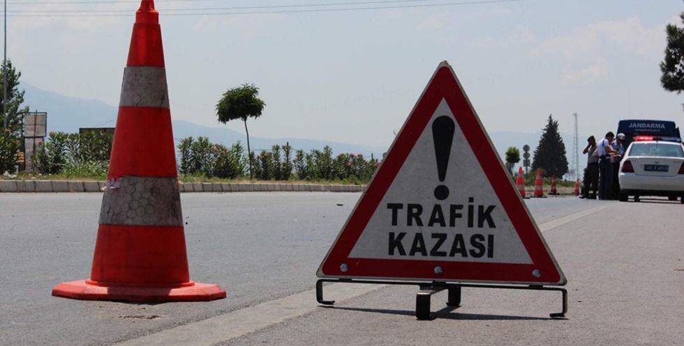 Tır kaza yaptı. Şoförü hafif yaralandı