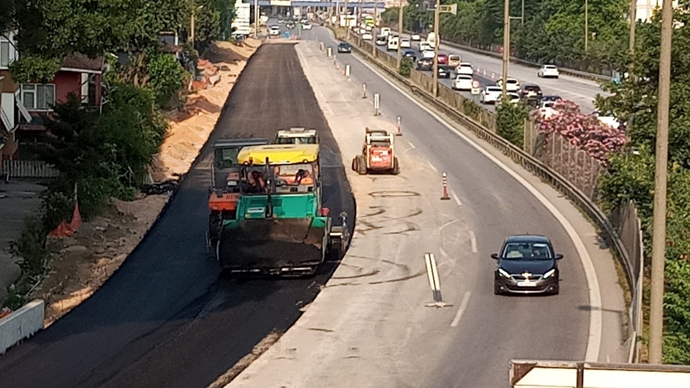 Kuruçeşme tramvay hattında genişletilen yola asfalt serildi