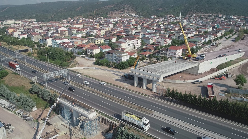 Otoyol Geçiş Köprüsü’nde kirişler konulmaya başlandı