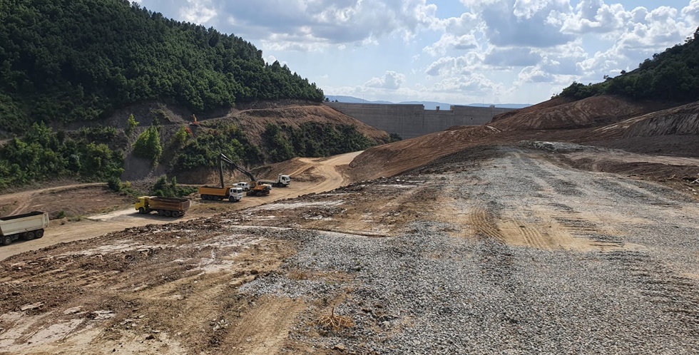 Karamürsel İhsaniye Barajı’nda temizlik çalışmaları yapılıyor