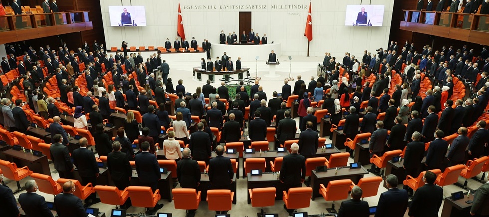 CHP ve HDP milletvekilleri Cumhurbaşkanını oturarak karşıladı