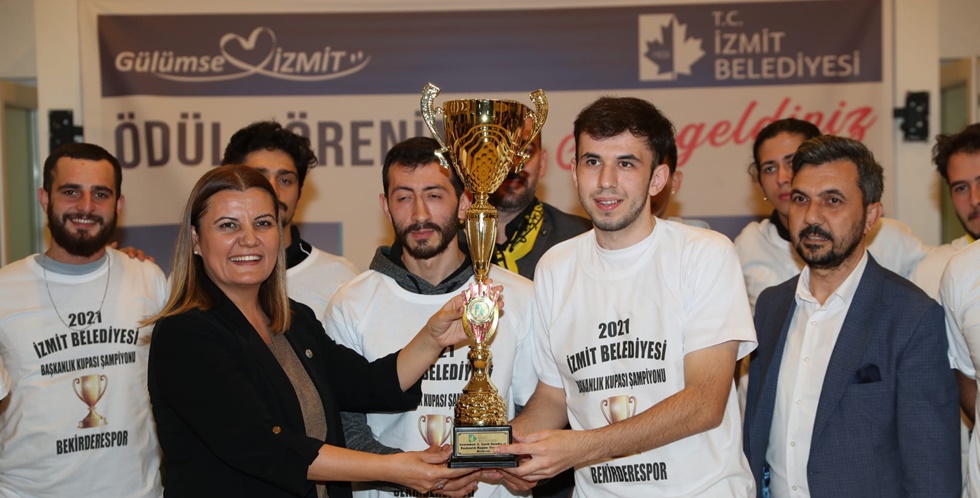 Bekirderespor’a şampiyonluk kupasını Başkan Hürriyet verdi
