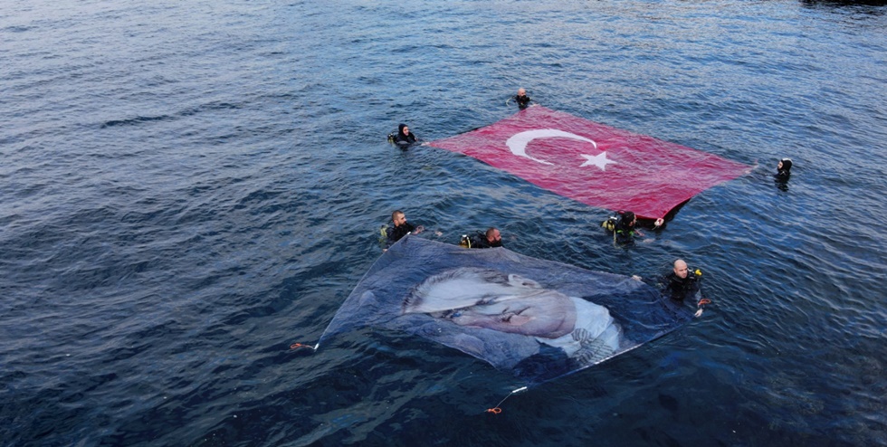 Körfezde Türk Bayrağı ve Atatürk posteri