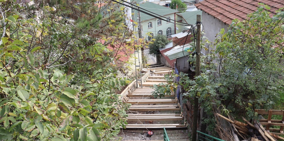 İzmit Belediyesi, Serdar’a yeni merdiven kazandırıyor