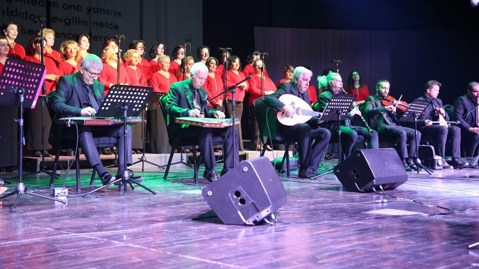 Büyükşehir Kadınlar Korosu’ndan muhteşem yıl sonu konseri