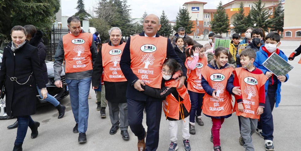 Öğrencilerle birlikte kiraz fidanı dikti