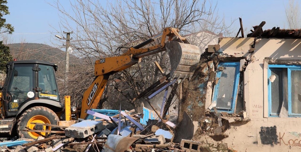 Körfez’de metruk binalar tek tek yıkılıyor