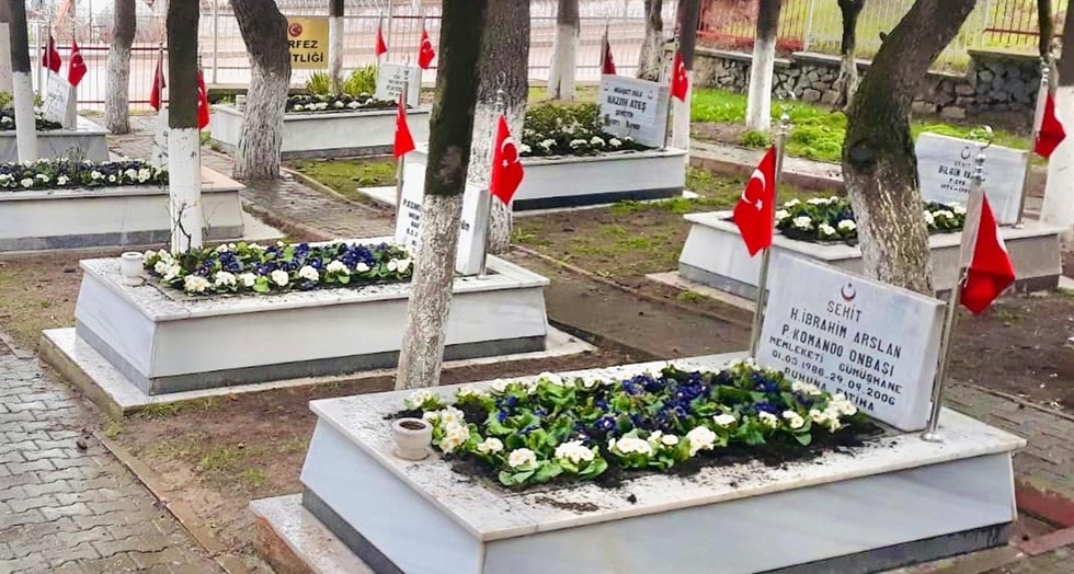 Körfez Şehitliği çiçek açtı