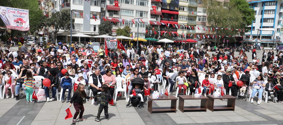 23 Nisan etkinlikleriyle İzmit Kent Meydanı cıvıl cıvıl