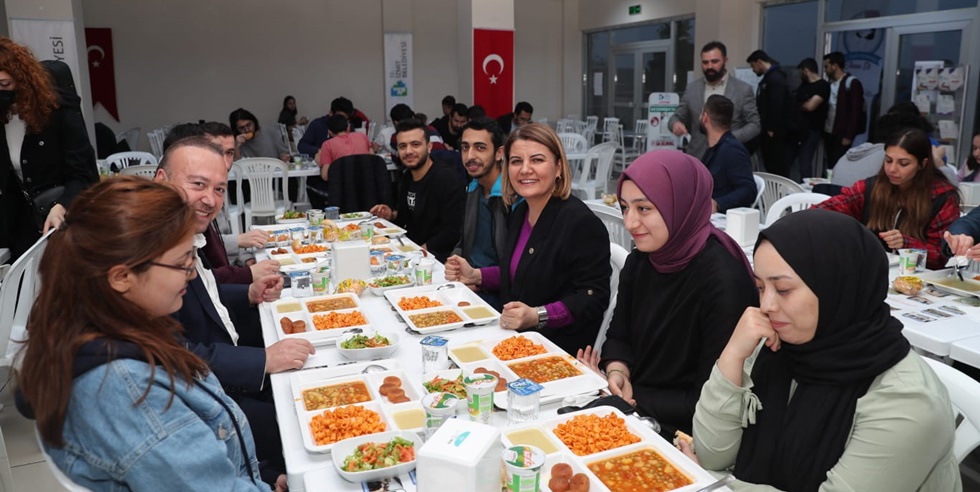 Başkan Hürriyet, Anne Eli projesi kapsamında öğrencilerle iftar yaptı