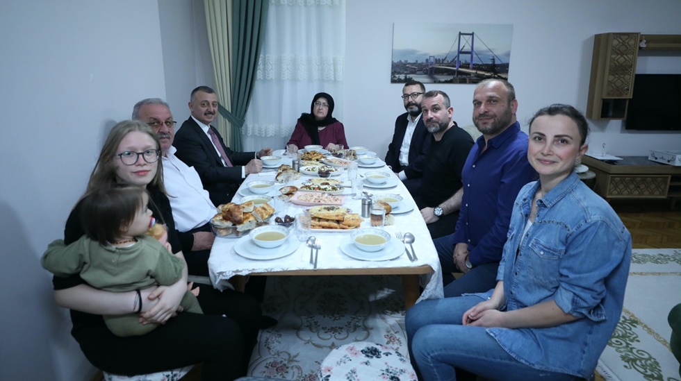 Başkan Büyükakın, yetimleri güldürdü  şehit yakınlarıyla iftar yaptı