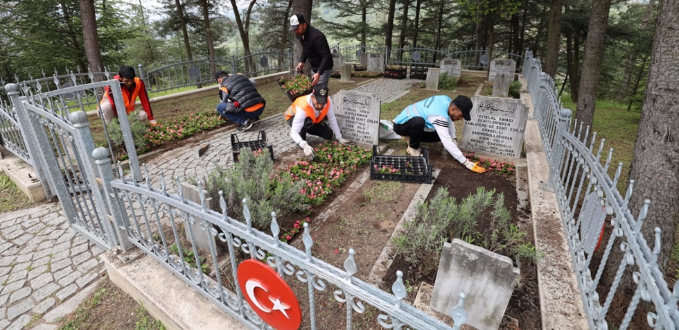 Başiskele’de Şehitlikler ve Mezarlıklar Bayrama Hazırlanıyor