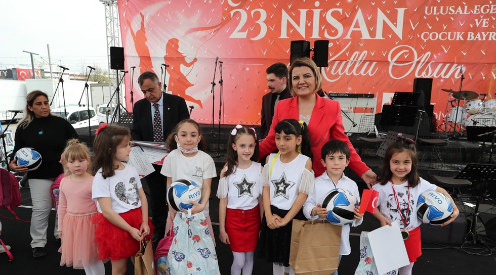 İzmit Belediyesi minik yeteneklere hediyeleri 23 Nisan’da takdim etti