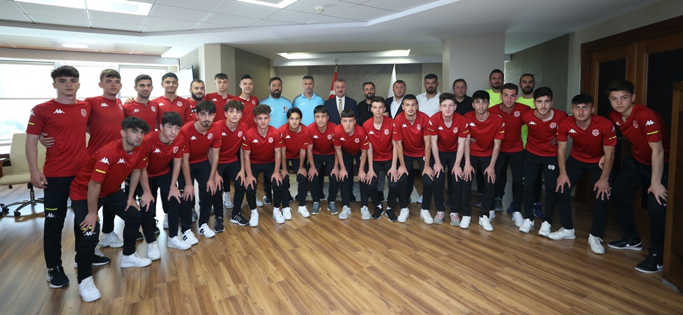 Başkan Büyükakın, Kullarspor U-18 takımını konuk etti