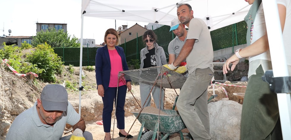 Başkan Hürriyet, Çukurbağ Kazı Alanı’nda  incelemelerde bulundu