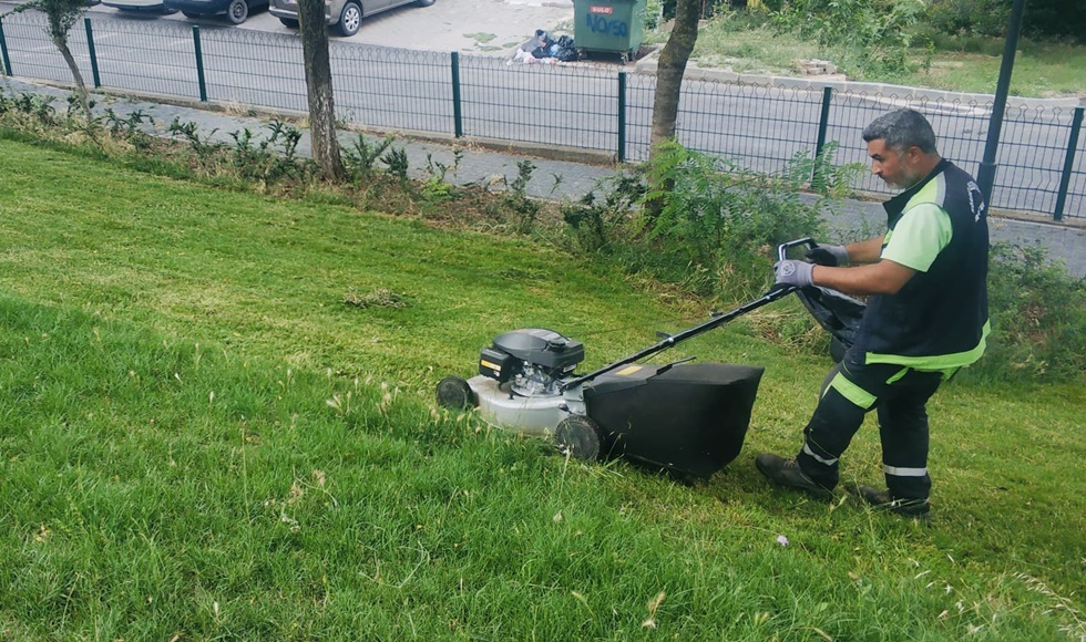 Körfez’de parklardaki yabani otlar temizleniyor