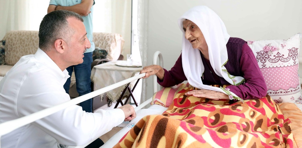 Başkan Büyükakın,  Çocukları sevindirdi büyüklerin duasını aldı