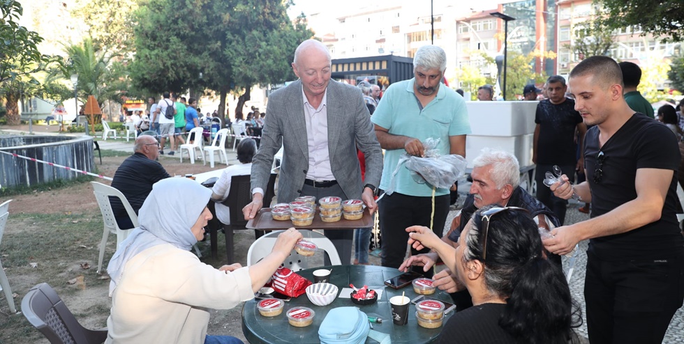 İzmit Belediyesi, Cumhuriyet Parkı’nda aşure ikramı yaptı