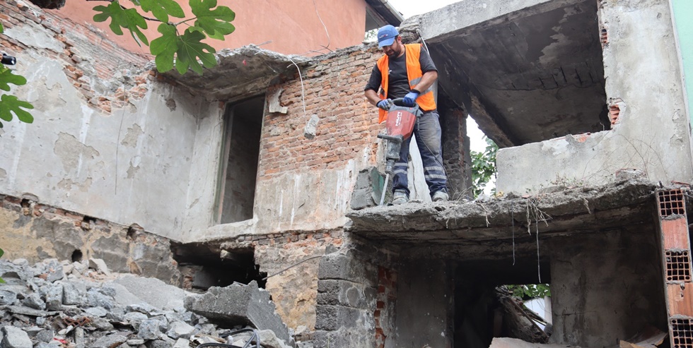 İzmit Belediyesi, Tavşantepe’deki metruk binanın yıkımını gerçekleştirdi