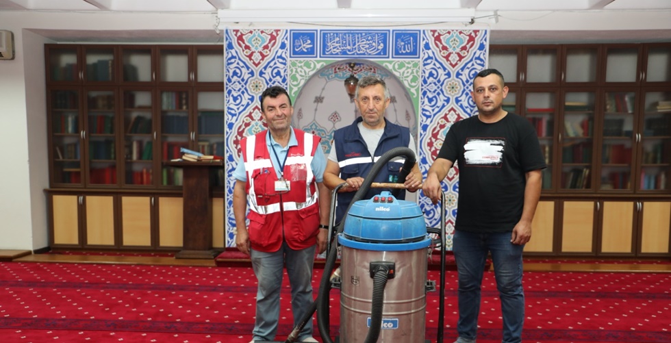 İzmit Belediyesi ekipleri Fevziye Camii’ni pırıl pırıl yaptı