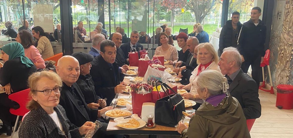 İzmit Belediyesi, emekli öğretmenleri Gülümse Kafe’de ağırladı